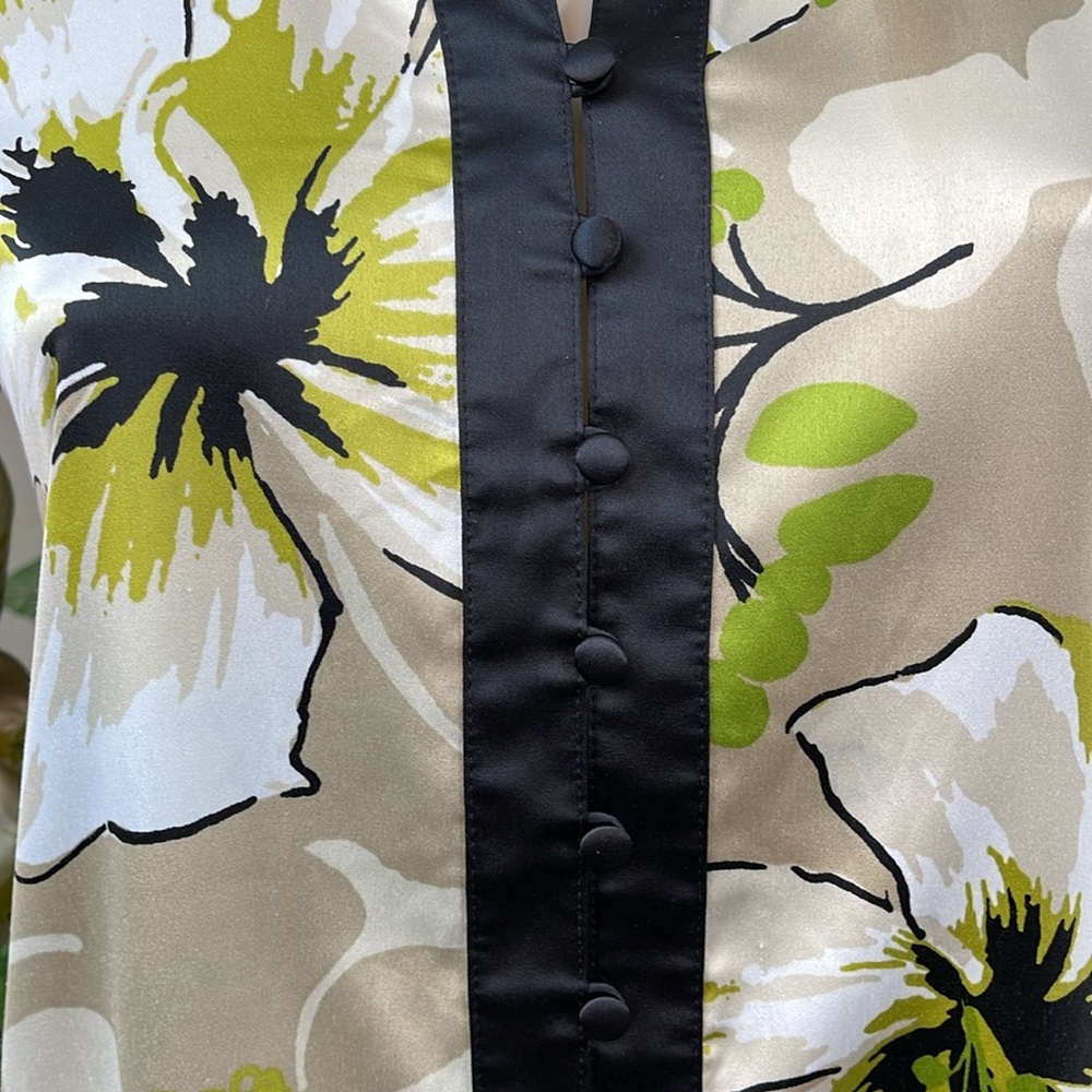CHICO’S FLORAL BUTTON DETAIL TOP - Picture 3 of 9